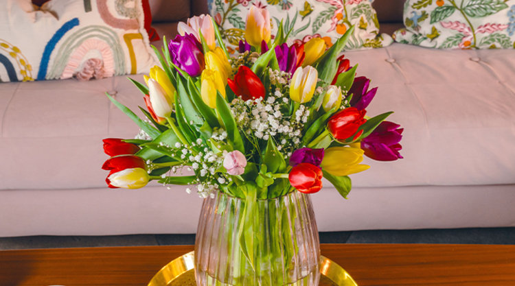 A Step-By-Step Guide to Bud Vase Flower Arrangement — Walden Floral